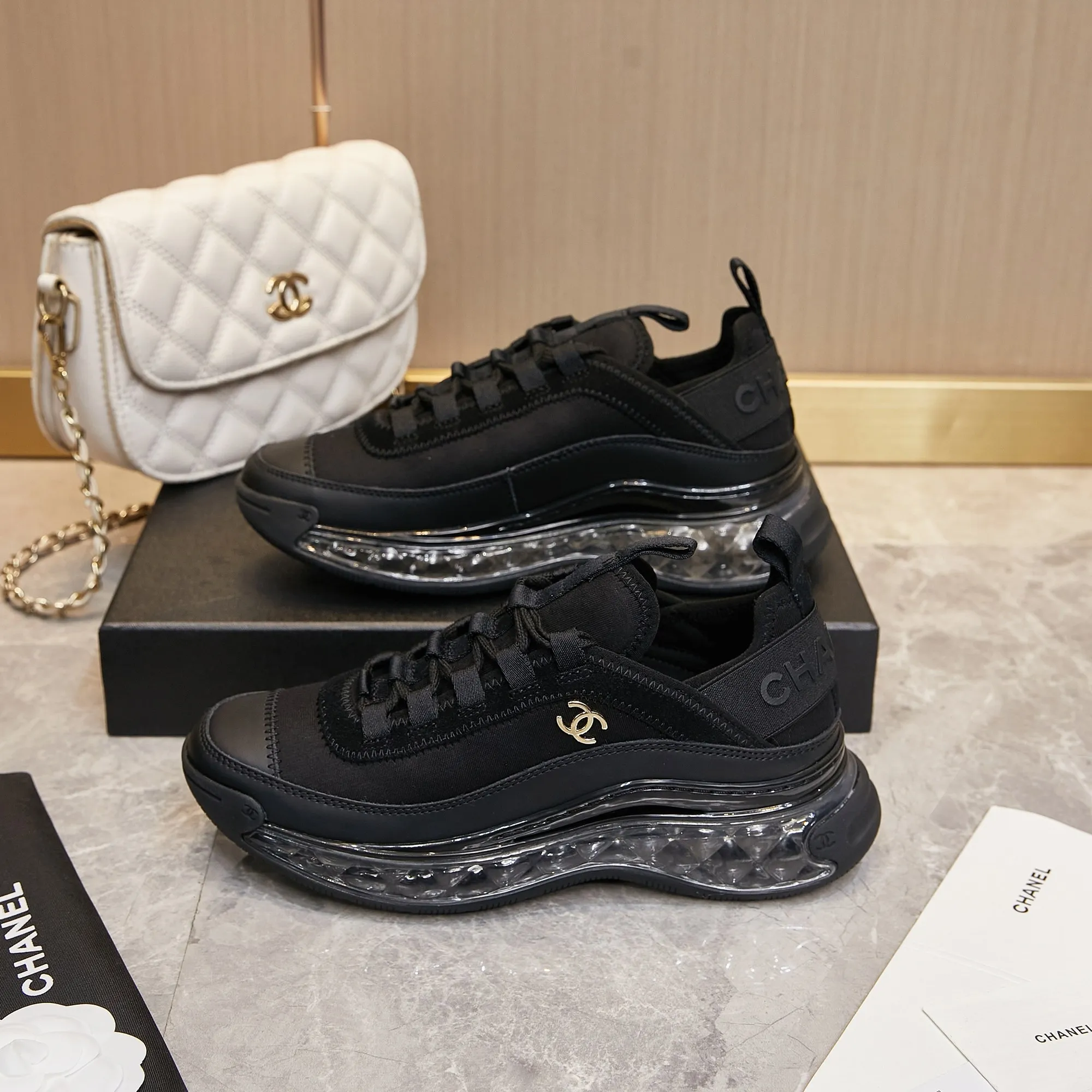 Men's men's shoes pP580! Chanel Chanel - 2024 counter top casual sneakers This classic design; the upper is made of various craftsmanship styles; the outsole is fashionable and sporty; the outsole is fashionable and sporty; the extraordinary inclusion of a variety of color matching elements... The diversified mix and match is very beautiful and versatile, casual, fashionable, sports and outdoor can be taken into account... ꫛꫀꪝ Go➫ Materials: ❶Upper made of: original imported cowhide ❷Inside made of: original imported breathable sheepskin ❸Outsole is based on: Original TPU air cushion outsole. Full set of boutique packaging for women 35–41 and men 39–45.